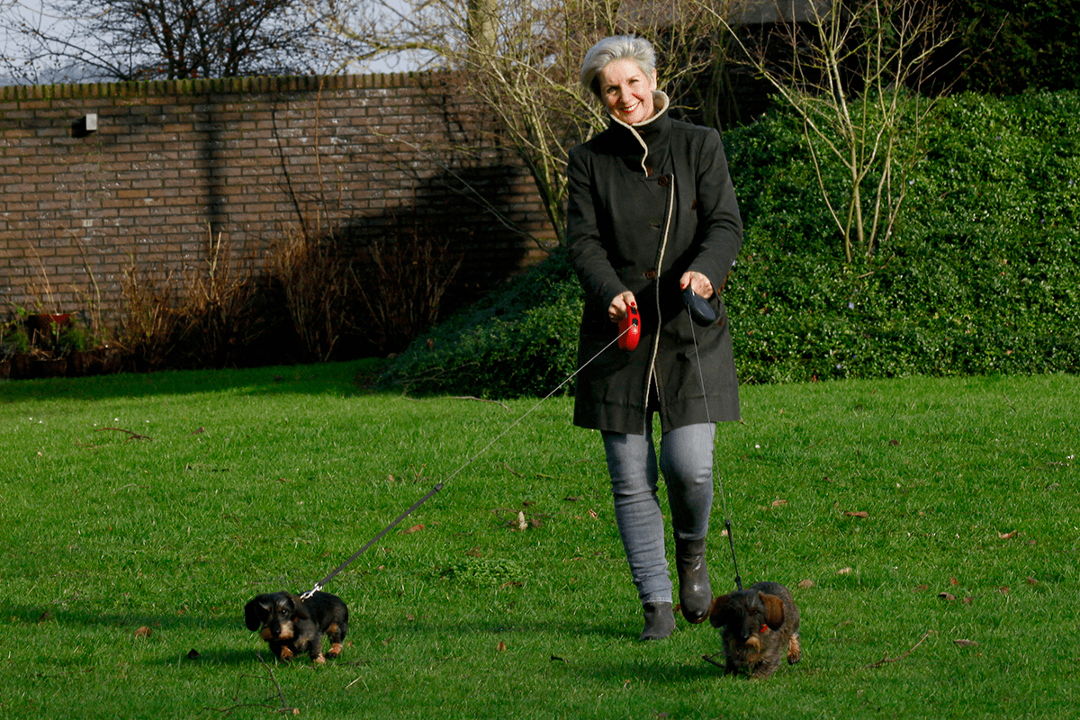 Karin met teckel koosje en keetje